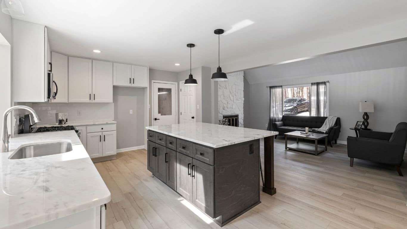 Renovasi Rumah Konsep Ruang Terbuka: 6 Tips untuk Merancang Open-Concept Living Room yang Terhubung dengan Area Lain Seperti Dapur atau Ruang Makan Jasa Bangun Rumah