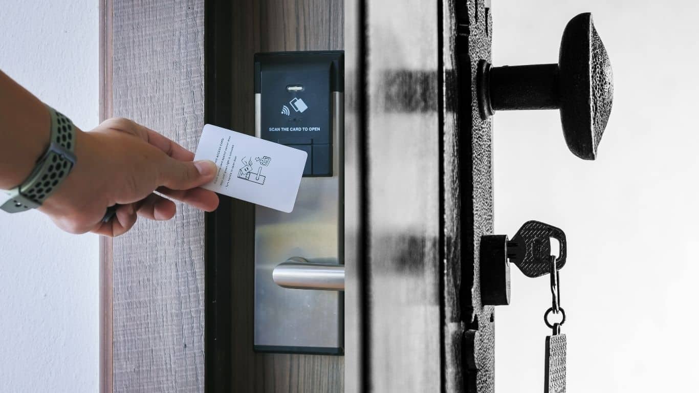 Jasa Bangun Rumah: Kunci Pintu Digital vs Manual, Mana yang Lebih Aman? Bangun Rumah`