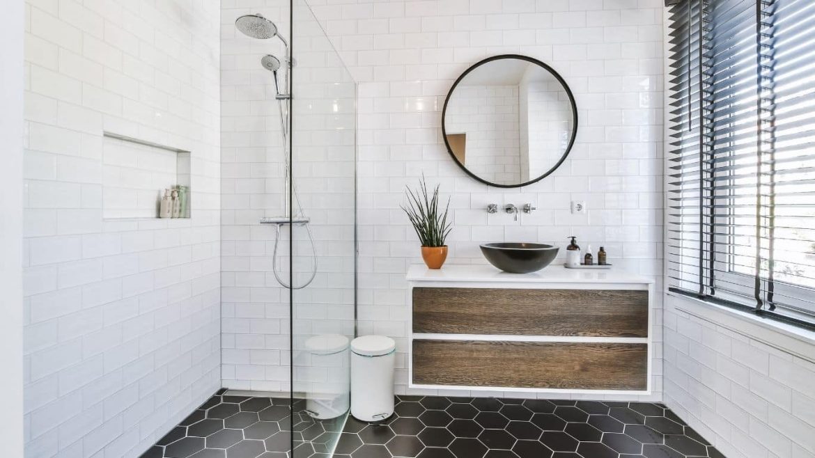 Jasa Renovasi Rumah: 5 Komponen Kunci Renovasi Kamar Mandi Menuju Smart Bathroom (Sistem Sensor & Pemanas Air Cerdas) Jasa Renovasi Rumah