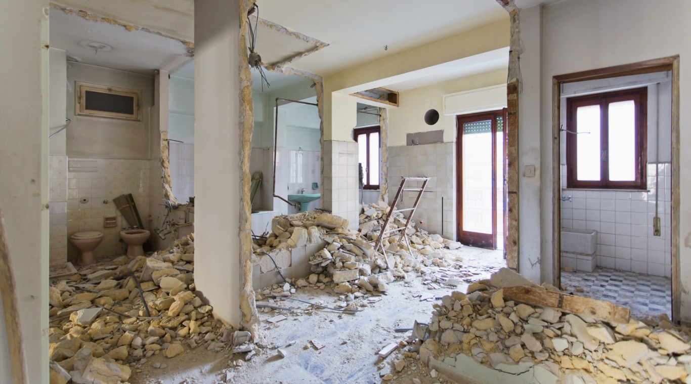 Renovasi Rumah atau Bangun Baru di 2026? Mana yang Lebih Untung? Renovasi Rumah