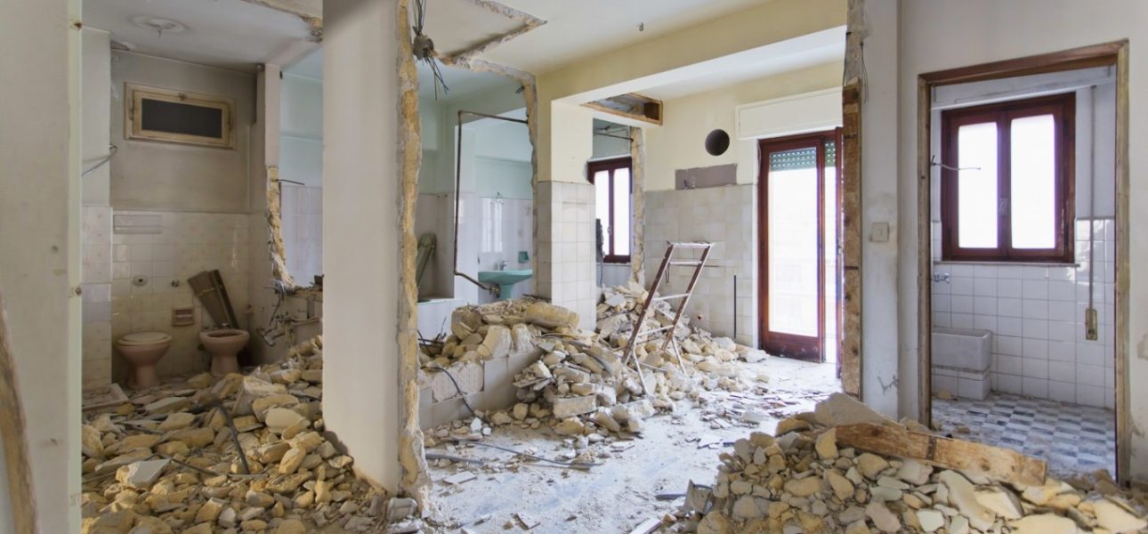 Renovasi Rumah atau Bangun Baru di 2026? Mana yang Lebih Untung? Renovasi Rumah